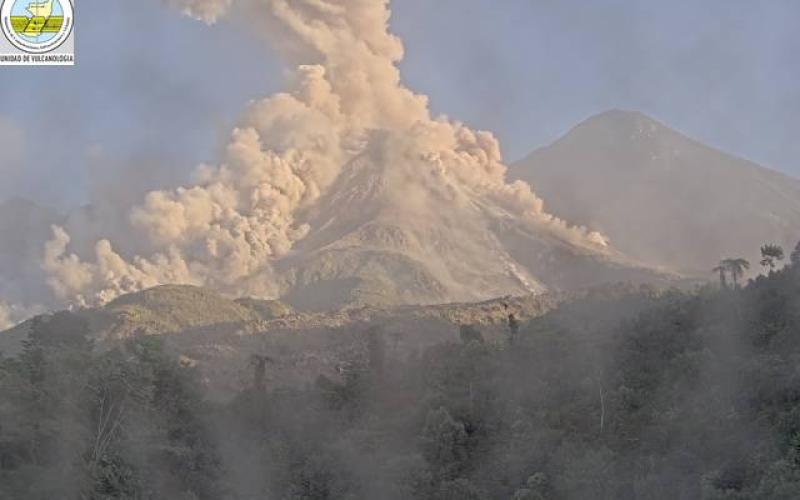 Volcán Santiaguito mantiene alta actividad: INSIVUMEH advierte sobre riesgos y medidas preventivas