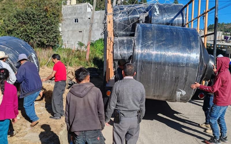 Entregan depósitos para cosecha de agua de lluvia
