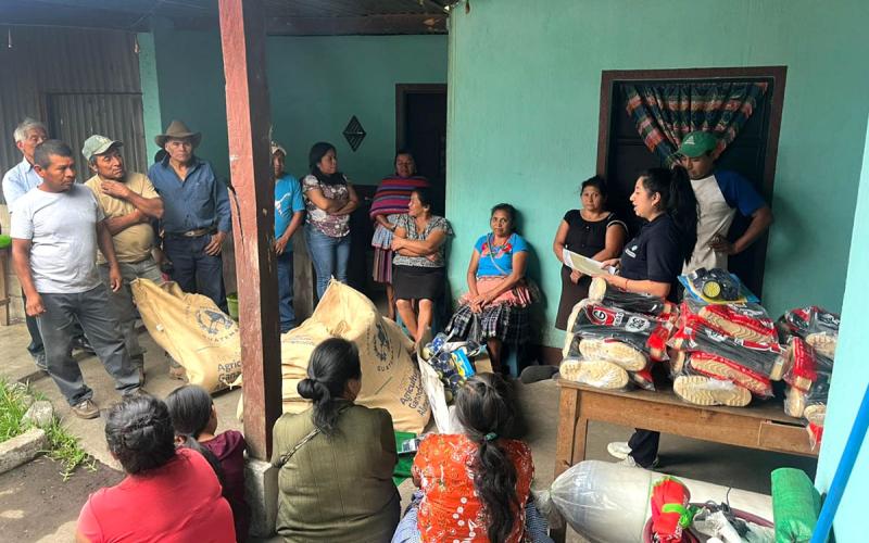 Pequeños caficultores reciben capacitación e insumos para mejorar producción