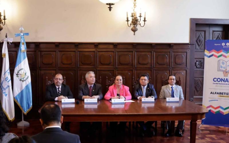 Ministra Anabella Giracca testigo de honor en firma de convenio del Programa Nacional de Alfabetización 2025
