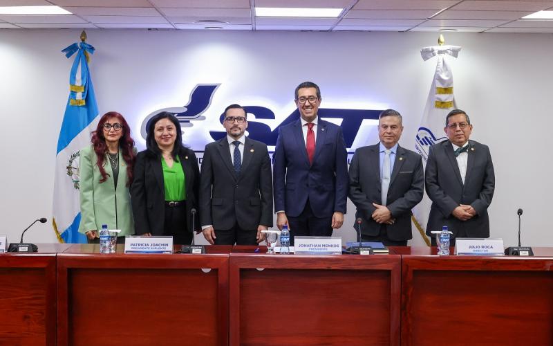 Juramentación nuevo titular de la SAT