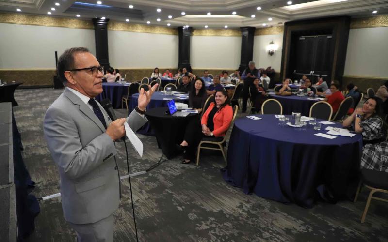 Mineduc oficializa el programa Cemucaf