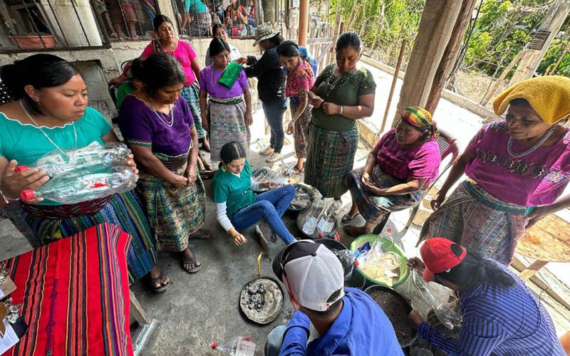 Mujeres agricultoras de Rabinal mejoran su nutrición gracias a la agricultura familiar 