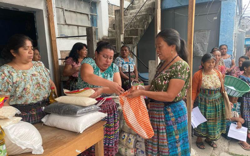 Mujeres reciben alimentos al participar en proyecto de limpieza del Lago de Atitlán