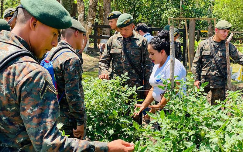 Brigada de Fuerzas Especiales de Poptún aprende producción hortícola 