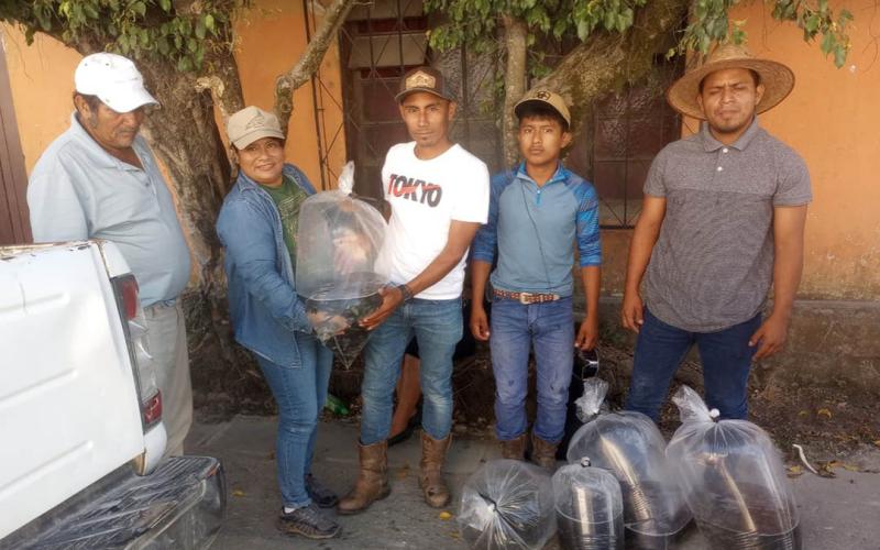 Entregan alevines a comunidades de Poptún y San Luis 