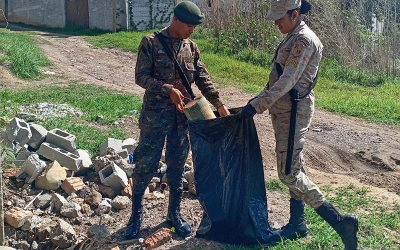 Ejército de Guatemala contribuye con la eliminación de criaderos de zancudos en Jutiapa