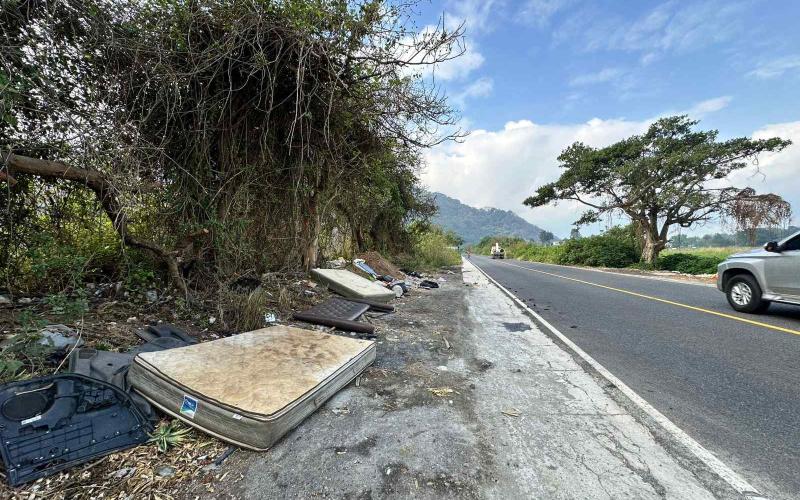 COVIAL limpia cunetas y tuberías para garantizar rutas seguras 