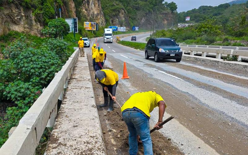 COVIAL limpia puente San Juan en la CA-9 Norte para garantizar seguridad vial y prevenir accidentes