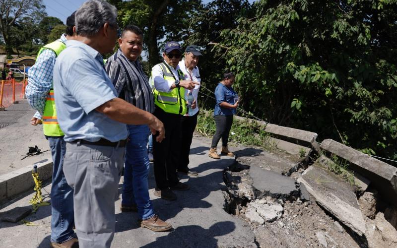 Supervisan trabajos y buscan rutas alternas por hundimiento en ruta CITO-180 