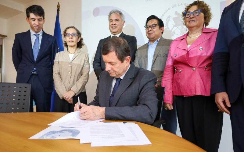 Guatemala firma Memorando con Hispasat para reducir la brecha digital 