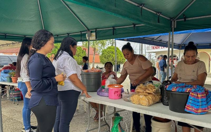 Productores de San Luis fortalecen su economía con la Feria del Agricultor