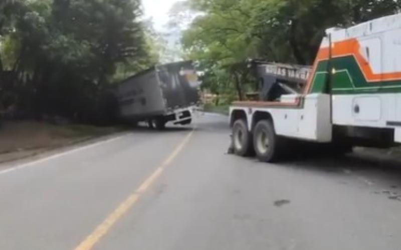 Ni la lluvia ni el asfalto resbaloso detienen a PROVIAL: acción inmediata en el km 203