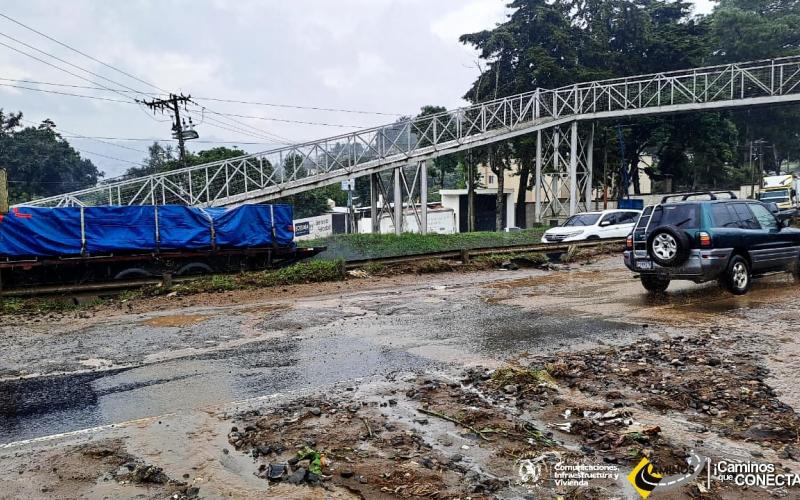 Cuadrilla de Caminos atiende deslave en la CA-01 Occidente