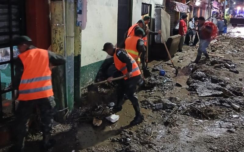 Ejército de Guatemala contribuye en la mitigación de daños ocasionados por las lluvias en Amatitlán.