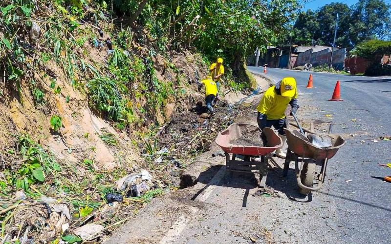 COVIAL atiende limpieza y remoción de derrumbes en ruta de Sacatepéquez