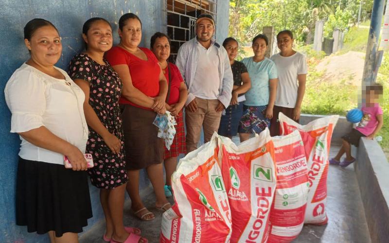 Fortalecen producción de 48 minigranjas avícolas de Petén