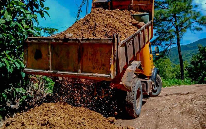 Petatán mejora su conectividad con trabajos viales en ruta CR-HUE-43