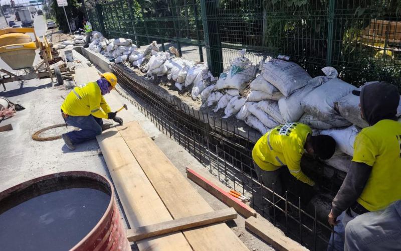 CA-9 Sur: COVIAL mejora drenaje en el puente de Villa Nueva