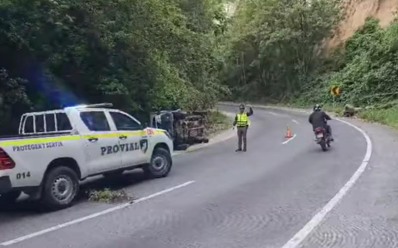 Brigadas de Provial atienden vuelco de camión en Antigua Guatemala