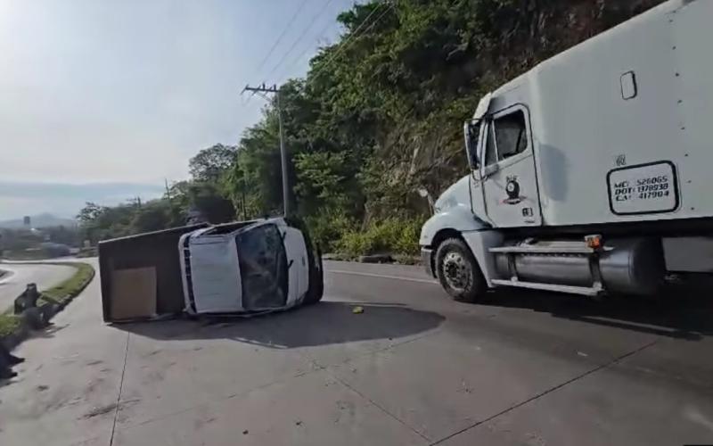 Provial regula el tránsito tras vuelco de camión en ruta al Atlántico