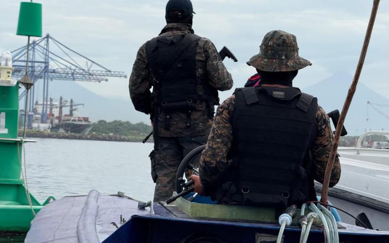 Marina de la Defensa Nacional localizó sumergible con posibles ilícitos en costas del Pacífico.