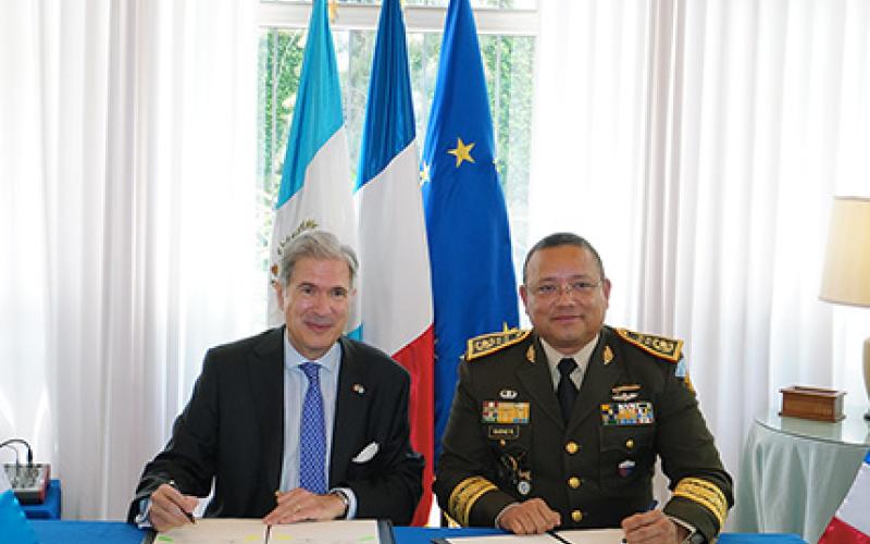 Guatemala y Francia firman carta de intención para fortalecer la cooperación en capacitación en materia de defensa.