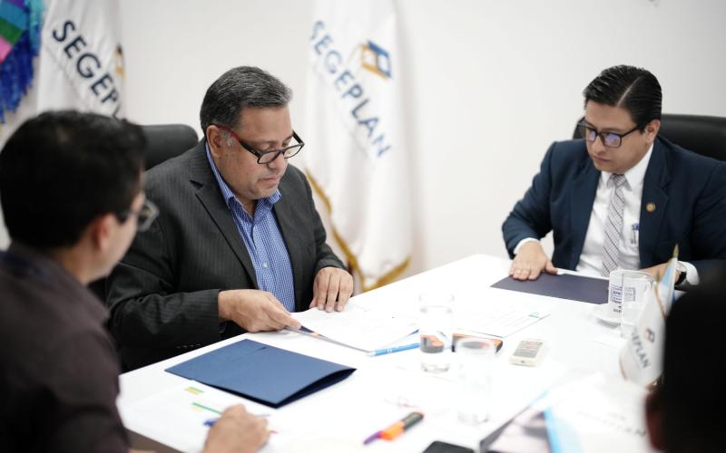 Firma de acuerdos internos fue hecha por el secretario Carlos Mendoza, en acompañamiento del comisionado contra la corrupción, Julio Flores.
