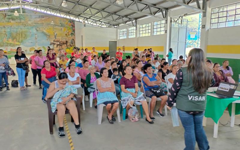 Comunidades de Amatitlán aprenden manejo de aves de traspatio y seguridad alimentaria