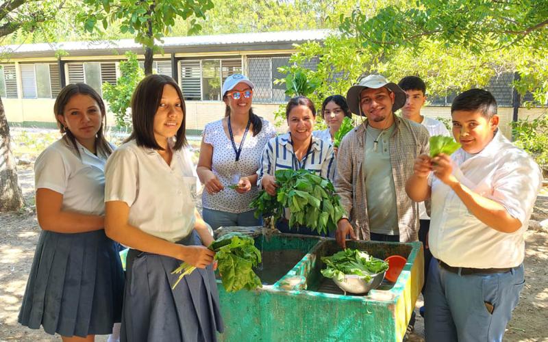 Estudiantes de Guastatoya logran primera cosecha escolar en zona del Corredor Seco