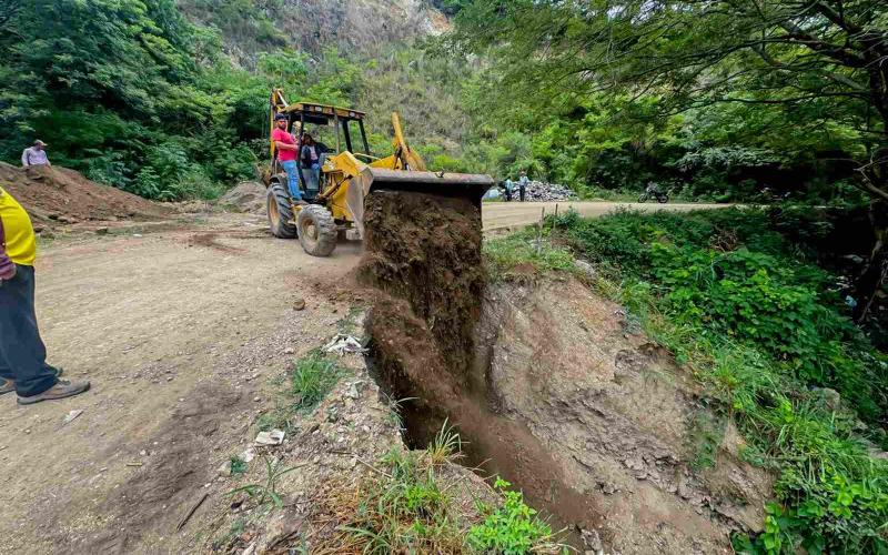Caminos atiende socavamiento en Chiquimula con trabajos de drenaje y contención