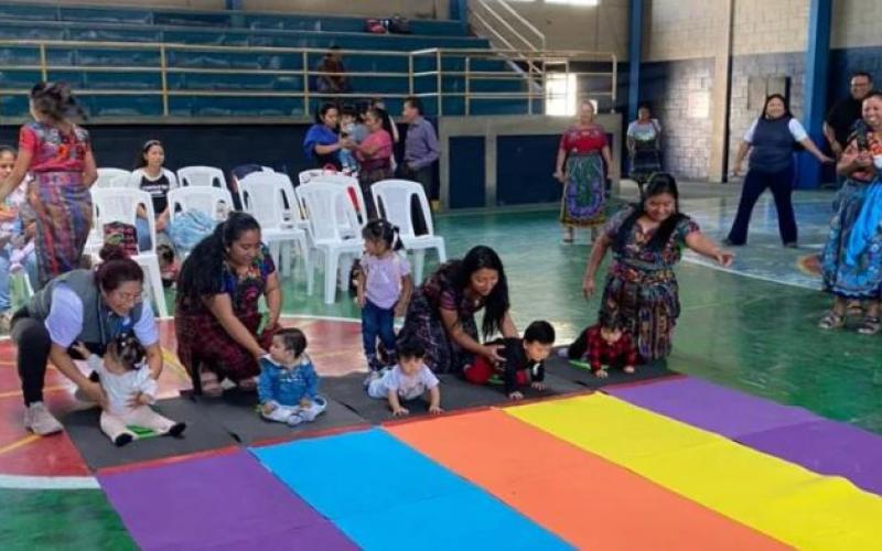 Bebés participan en Carrera de Gateo en Sumpango para promover la lactancia materna y el desarrollo en la primera infancia