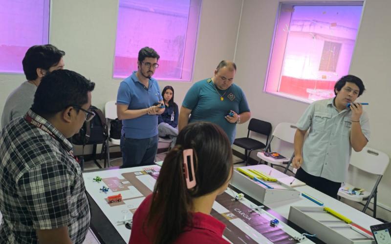 La instrucción se realiza con capacitadores altamente calificados, cumpliendo con los estándares establecidos por la Organización de Aviación Civil Internacional