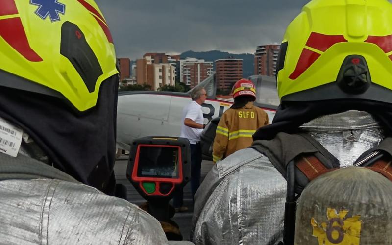 Gracias al uso de la cámara térmica, los bomberos aeronáuticos pueden evaluar rápidamente la situación, identificando puntos de calor anormales.
