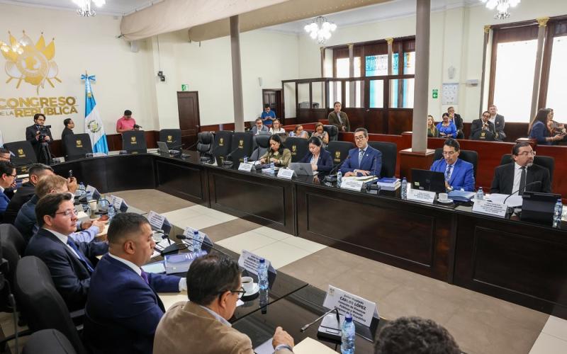 Ministerio de Finanzas presenta Presupuesto 2026 a la Comisión de Finanzas del Congreso
