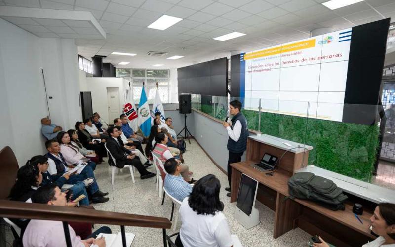 La Superintendencia de Telecomunicaciones capacita en atención a personas con discapacidad