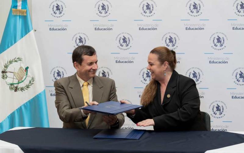 La alianza interinstitucional busca transformar el proceso de enseñanza-aprendizaje a través del acceso equitativo a internet.
