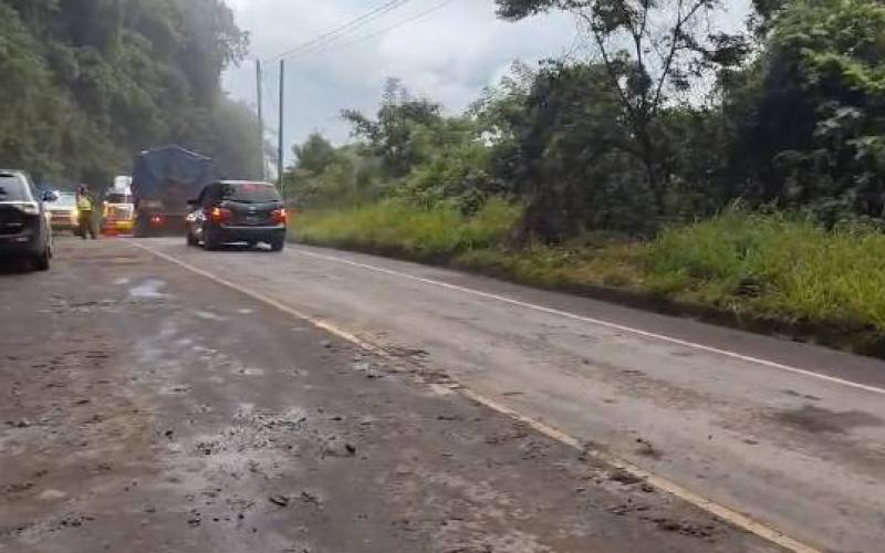 Se normaliza el tránsito en la RN-16 tras remoción de roca por parte de instituciones de emergencia