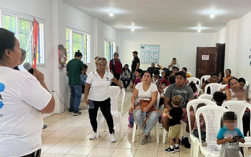 Este martes 16 de septiembre fue inaugurado el Club de Nutrición en el municipio de Zacapa, una iniciativa organizada por el Centro de Salud local y en la cual el Ministerio de Agricultura, Ganadería y Alimentación (MAGA) participa junto a otras instituciones del Gobierno y autoridades municipales. El club tiene como propósito fortalecer los conocimientos en alimentación y nutrición de las familias, promoviendo el consumo de alimentos locales y prácticas saludables para contribuir a la recuperación de niños