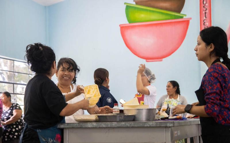 Cosechas de huertos comunales se transforman en platillos saludables 