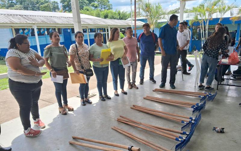 Directores de centros educativos se capacitan para implementar huertos escolares