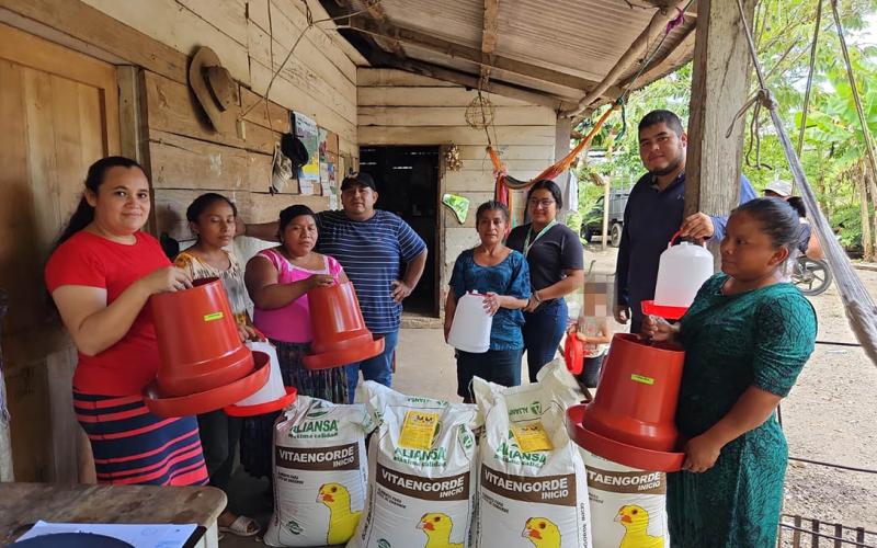 Entregan 48 mini granjas que impulsan producción avícola en Petén