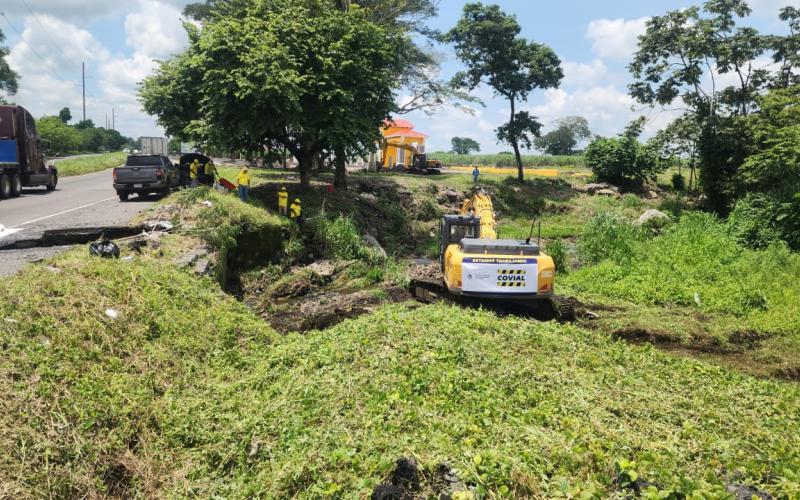 Covial atiende emergencia con sustitución de tubería en la CA-2 Occidente 