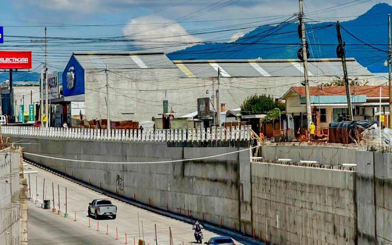 Cierre total en Quetzaltenango por instalación de columnas en paso a desnivel