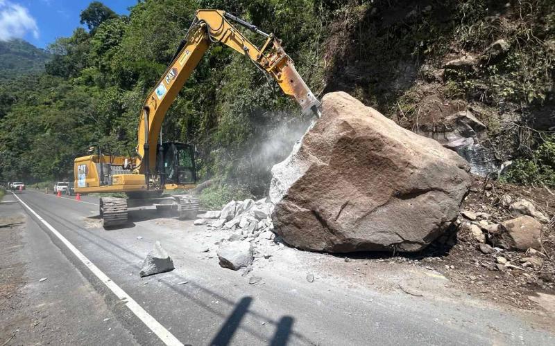 Covial demuele roca y libera paso en la RN-16 hacia Chiquimulilla