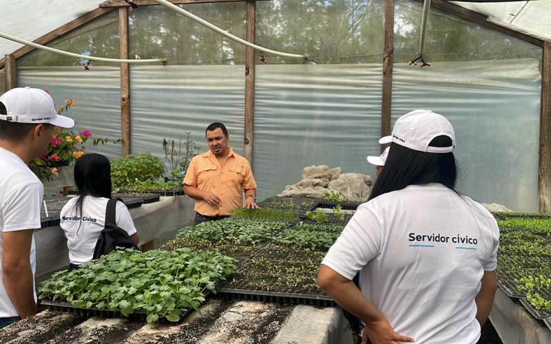 Servidores cívicos capacitados en temas de agricultura sostenible