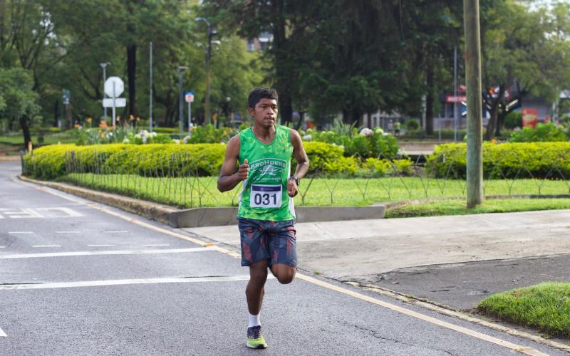 Daniel Aguilar, el más rápido de la Carrera Independencia 2025