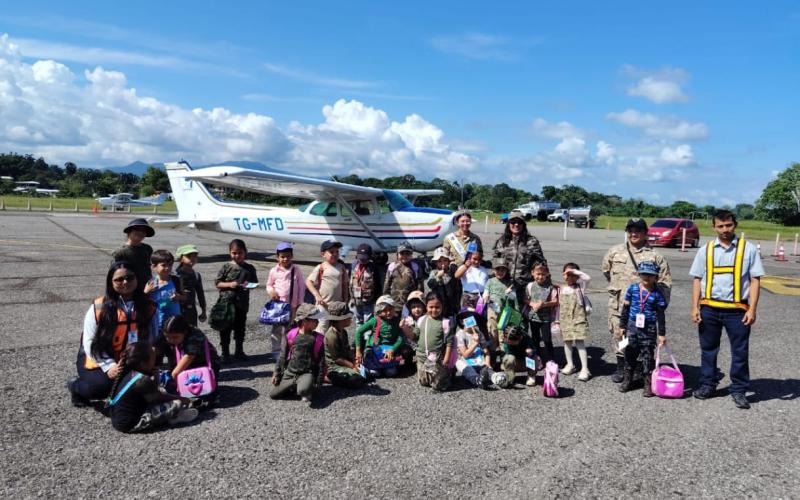 Infantes de Puerto Barrios viven la aviación de cerca.