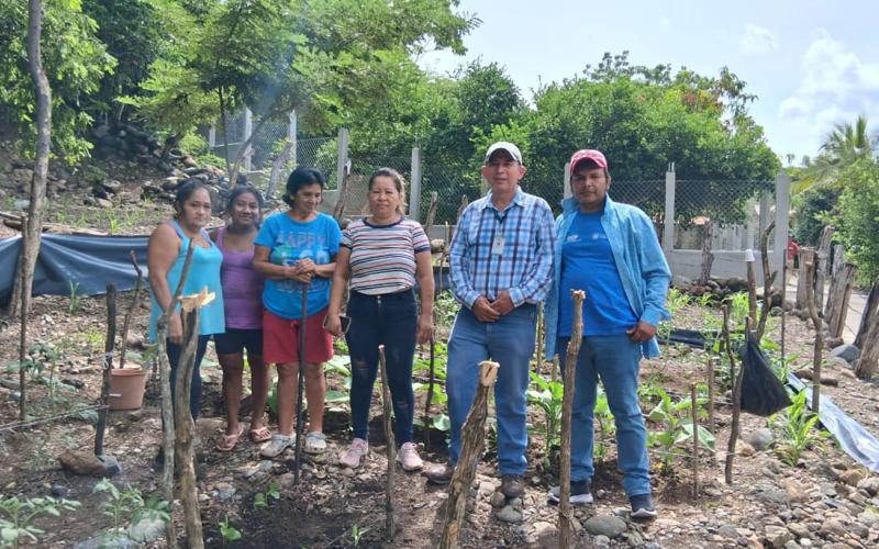 Asistencia técnica optimizan huertos escolares en Zacapa
