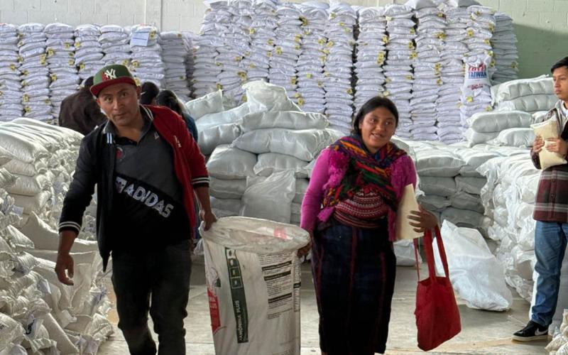 Entregan asistencia alimentaria a familias de Cabricán, Quetzaltenango